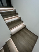  Schody-z-vinylu-BUKOMA-PREMIUM-CLICK-XL-dekor-Dub-Barfold s LED